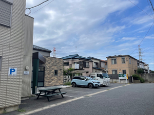 病院裏駐車場6台